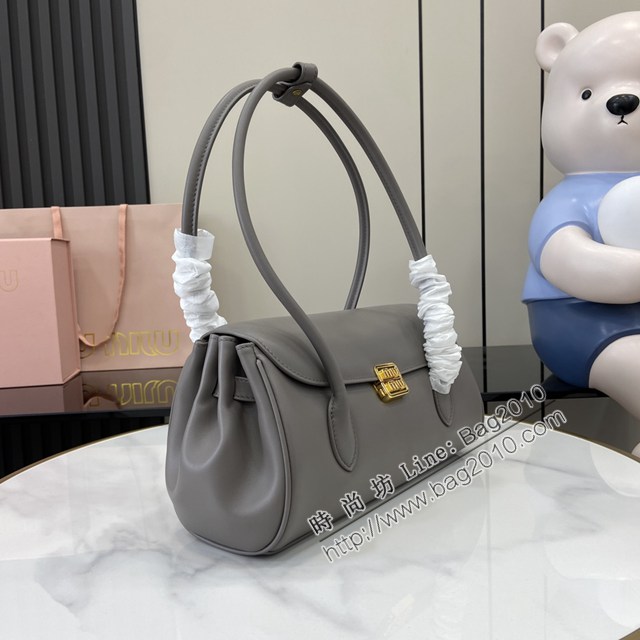 miumiu繆繆專櫃最新款法棍包手拎見肩背女包 jh2564型號：5BD265